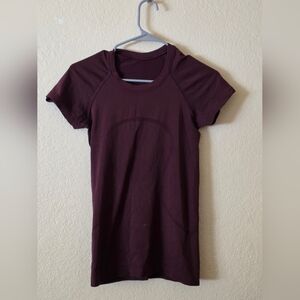 Lululemon Women's Burgundy T-Shirt Size Small.